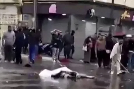 Cadavrele și haosul de pe străzile din Blida după atentatul sinucigaș.