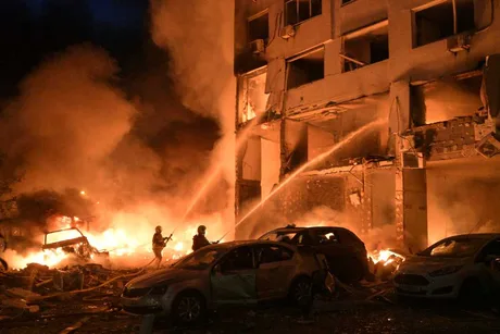 Foc și distrugere în urma atacului asupra clădirilor rezidențiale din Kiev.