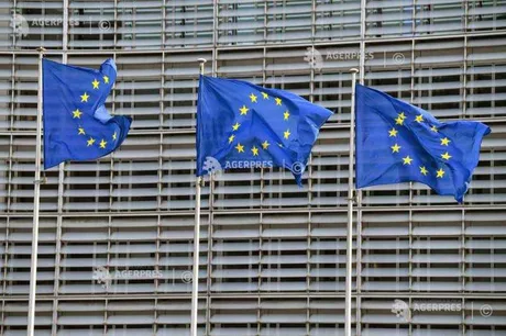 Steaguri ale Uniunii Europene fluturând în Bruxelles, simbolizând unitatea și valorile europene.