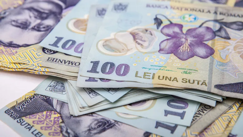 Bancnote românești de 100 lei, simbol al investițiilor în economie.