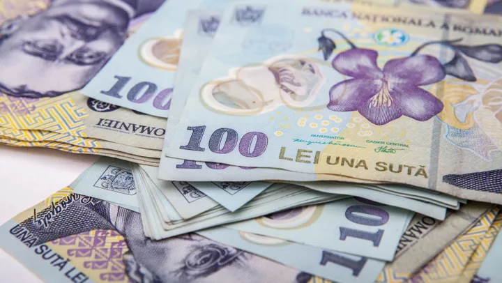 Bancnote românești de 100 lei, simbol al investițiilor în economie.