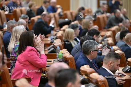 Dezbateri în Parlament, cu membri ai legislativului la lucru.