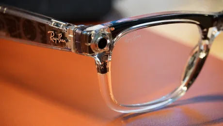Ochelari Ray-Ban AI, un dispozitiv modern pentru capturarea momentelor intime.