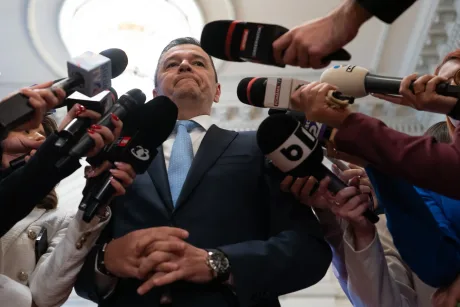 Sorin Grindeanu înconjurat de jurnaliști la o conferință de presă.