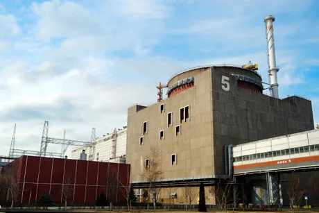 Centrala nucleară Zaporojie, sub cerul senin, în timpul reparațiilor.