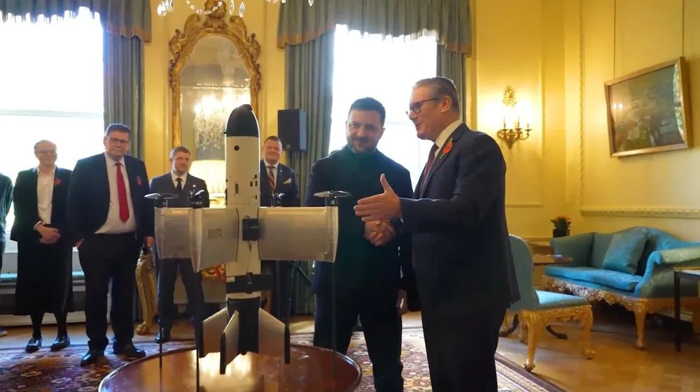 Prezentare a unei drone-interceptoare în cadrul unei întâlniri oficiale.