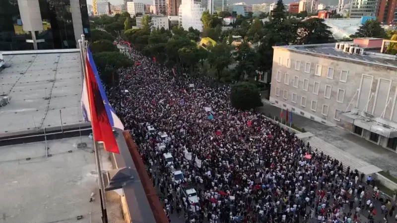 Proteste masive în Tirana împotriva proiectului imobiliar din zone protejate.
