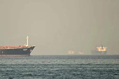 Vase de marfă navigând printr-o atmosferă cețoasă în Strâmtoarea Ormuz.