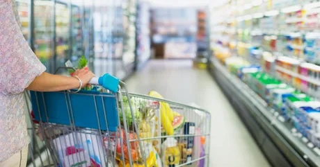 Rafturi cu produse alimentare într-un magazin, pregătite pentru cumpărători.