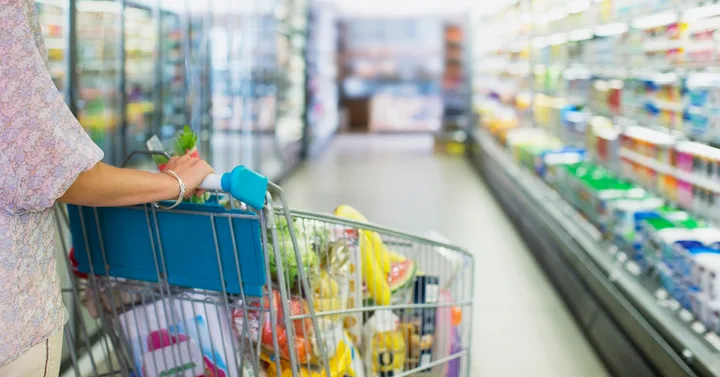 Rafturi cu produse alimentare într-un magazin, pregătite pentru cumpărători.
