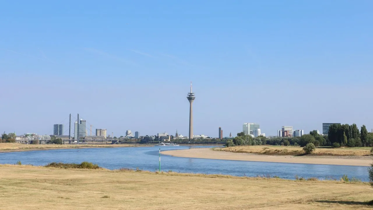 Peisajul Rinului afectat de secetă, cu niveluri scăzute ale apei.