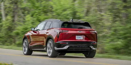 Chevrolet și Cadillac își reorientează modelele către benzină.