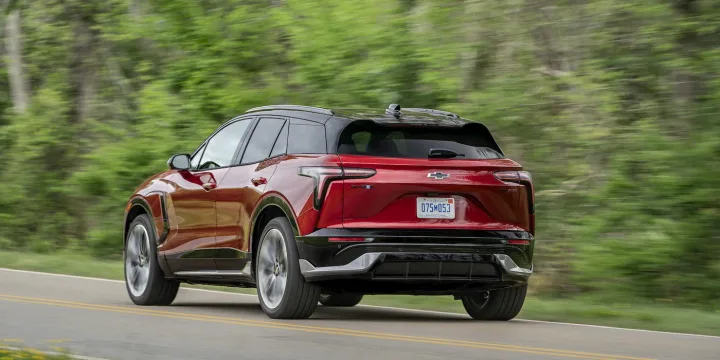 Chevrolet și Cadillac își reorientează modelele către benzină.