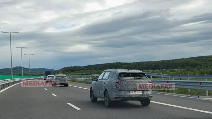 Dacia Bigster Hybrid 155 în teste pe autostradă, camuflat.