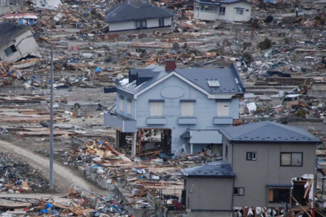 Peisaj devastat după cutremurul din Tohoku, cu clădiri distruse și moloz.