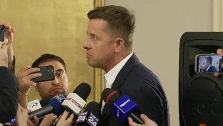Adrian Veștea în fața presei, discutând despre desemnarea sa ca premier.