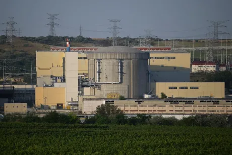 Centrala nucleară de la Cernavodă, înconjurată de peisaj verde, cu turnuri de răcire vizibile.