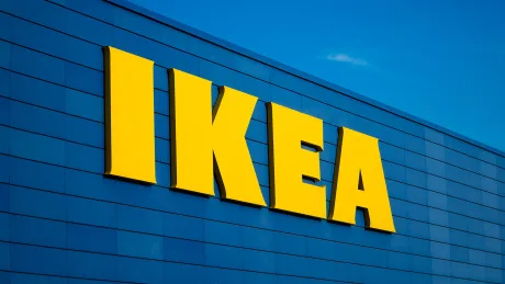Logo-ul Ikea pe un fond albastru, cu litere mari galbene.