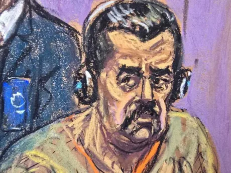 Nicolás Maduro în instanță, cu căști pe urechi, privire serioasă.