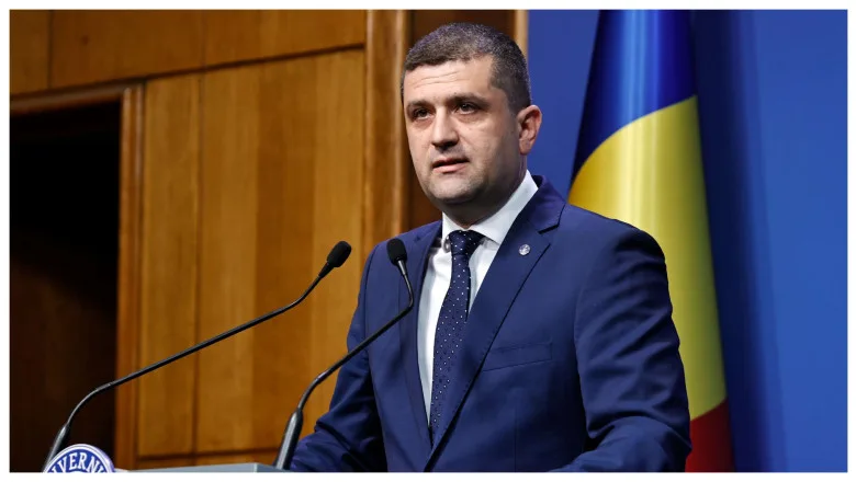 Ministrul interimar discutând despre activități neoficiale la CENAFER.
