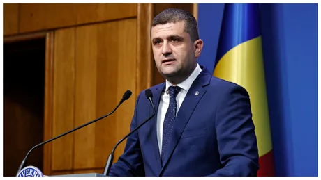 Ministrul interimar discutând despre activități neoficiale la CENAFER.