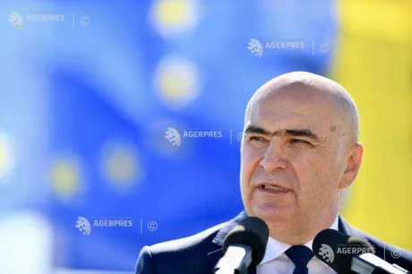 Ilie Bolojan discută despre investiții în sănătate la inaugurarea unui centru medical.
