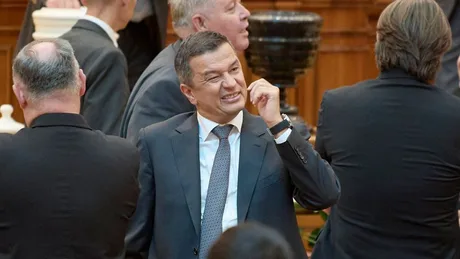 Sorin Grindeanu discutând în Parlament, expresie serioasă.
