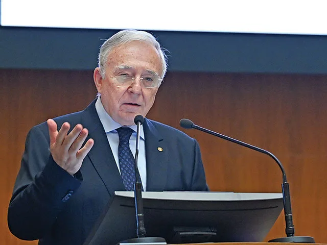 Mugur Isărescu discută despre echilibrele macroeconomice esențiale pentru România.