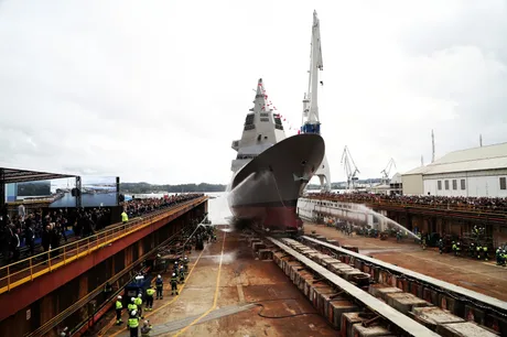 Nava militară în construcție la șantierul naval din Ferrol, Spania.