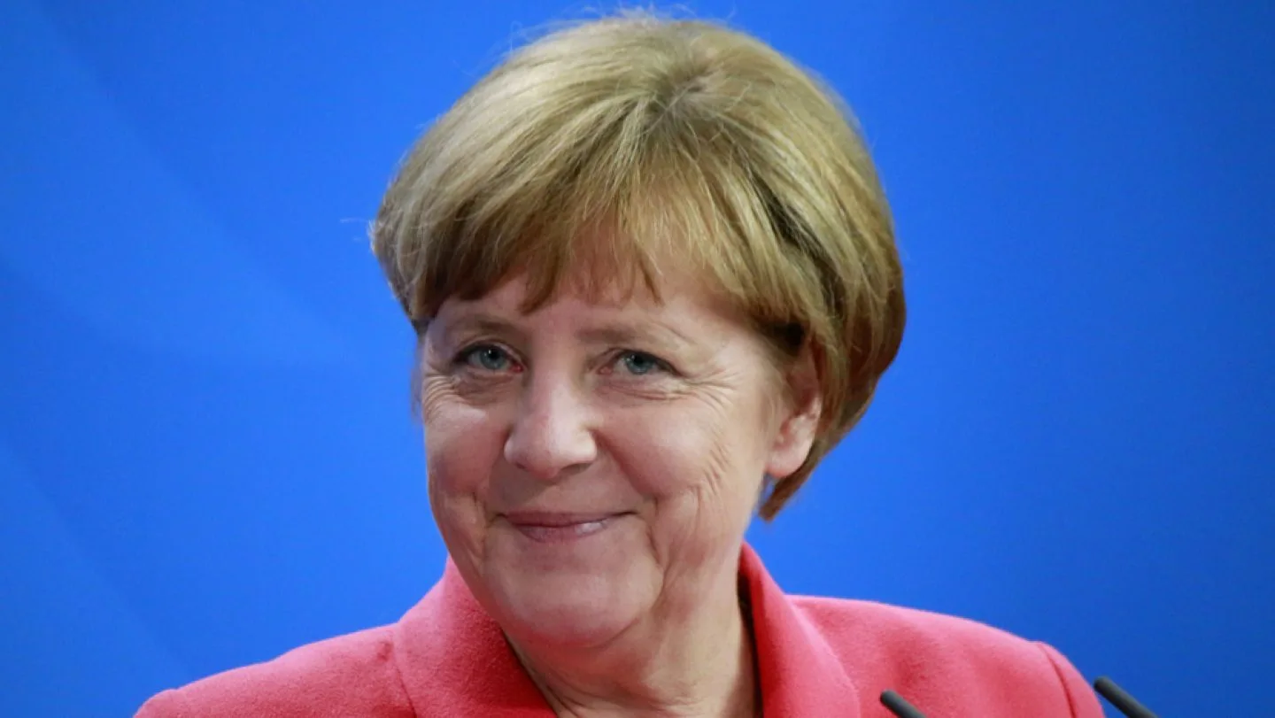 Angela Merkel zâmbind în timpul unei conferințe de presă.