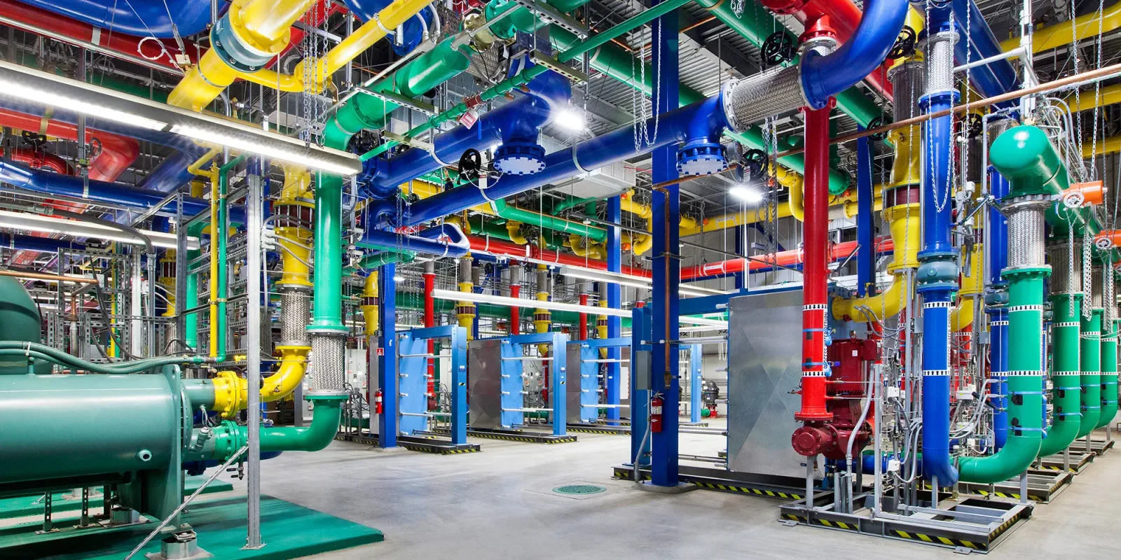 Sistem complex de conducte pentru gestionarea apei în centrele de date Google.