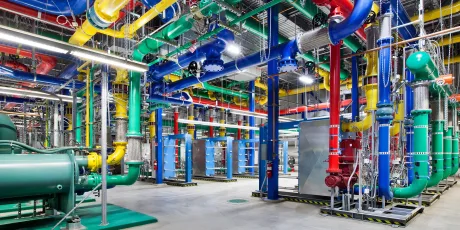 Sistem complex de conducte pentru gestionarea apei în centrele de date Google.