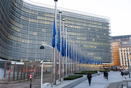 Clădirea Comisiei Europene cu steaguri ale Uniunii Europene.