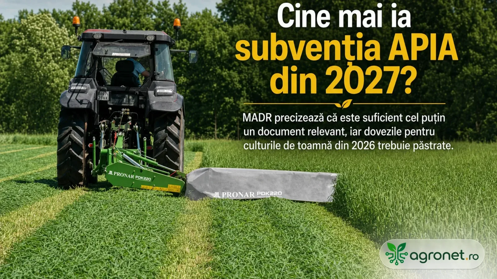 Tractor pe câmp, pregătind terenul pentru culturile agricole viitoare.
