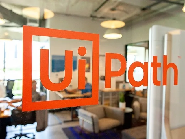Logo-ul UiPath pe un fundal de birou modern.