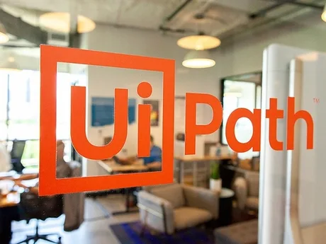 Logo-ul UiPath pe un fundal de birou modern.