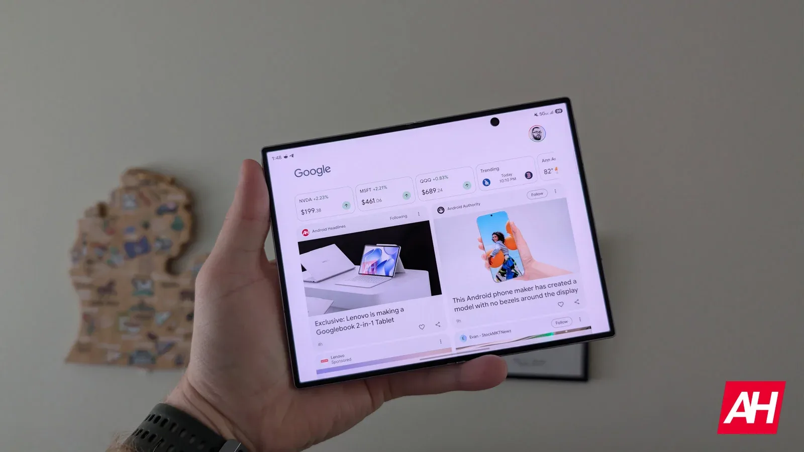 Galaxy Z Fold 8, un telefon pliabil cu un design inovator.