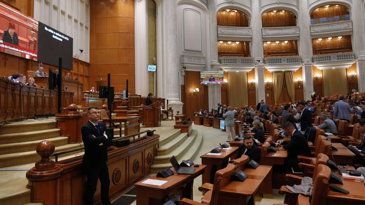 Sala de ședințe a Parlamentului României, cu deputați prezenți la dezbateri.