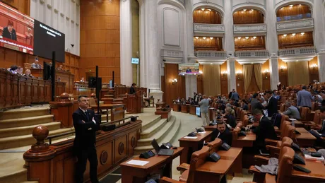 Sala de ședințe a Parlamentului României, cu deputați prezenți la dezbateri.