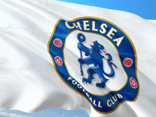 Steagul clubului Chelsea fluturând în vânt, simbolizând noua conducere.
