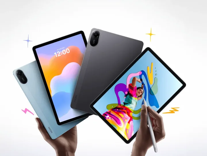 Tablete Xiaomi Redmi Pad 3 cu diverse culori și accesorii, evidențiind designul modern.