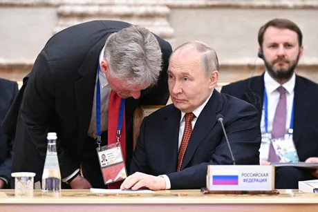 Dmitri Peskov discutând cu Vladimir Putin la o întâlnire oficială.