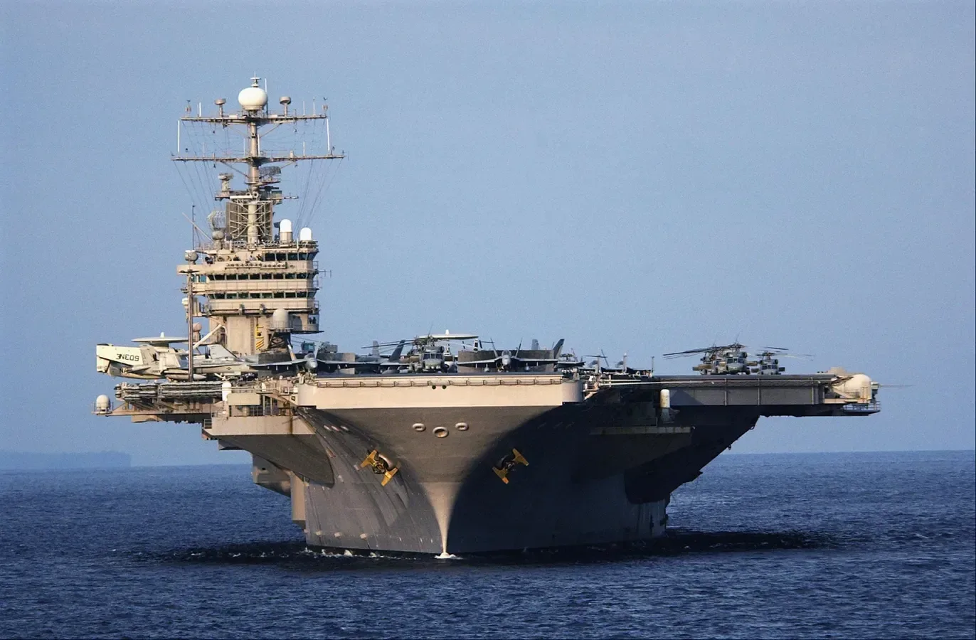 Portavion militar în apă, simbol al puterii navale americane.