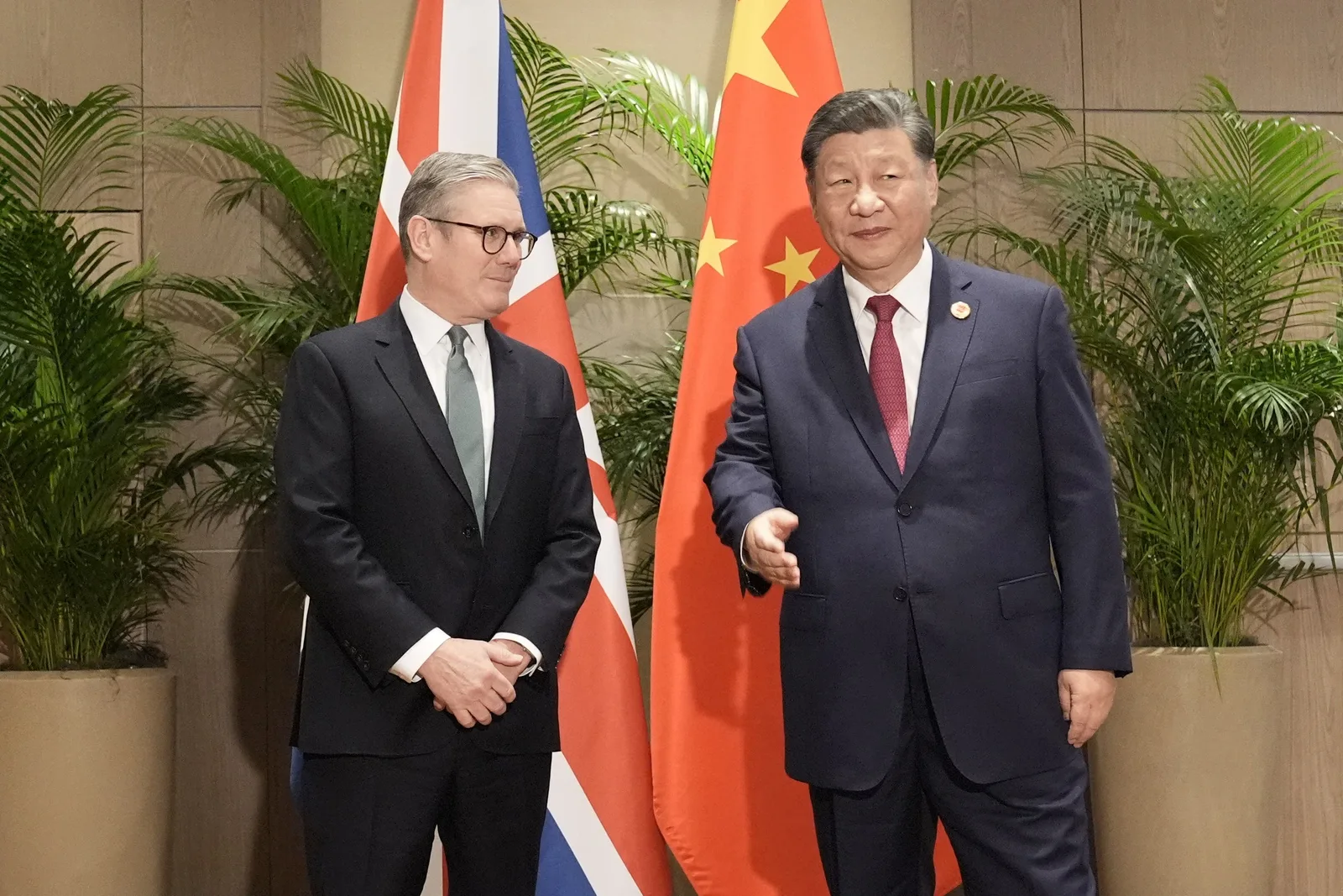 Keir Starmer și Xi Jinping discutând despre relațiile economice dintre Regatul Unit și China.