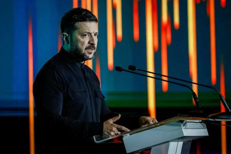 Zelenski discută despre nevoile de apărare ale Ucrainei în fața unui public.