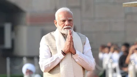 Narendra Modi salutând, simbolizând parteneriatul India-Uniunea Europeană.