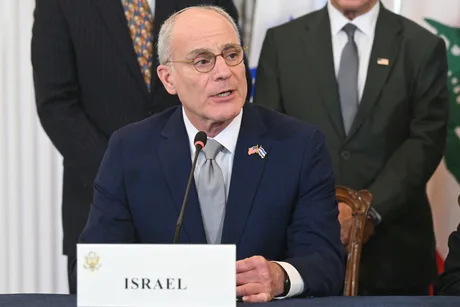 Ambasadorul Israelului discutând despre retragerea din Liban și Hezbollah.