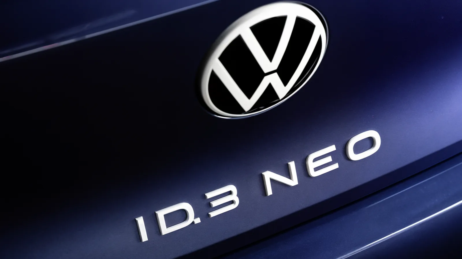 Logo Volkswagen pe un model electric ID.3 Neo GTI.