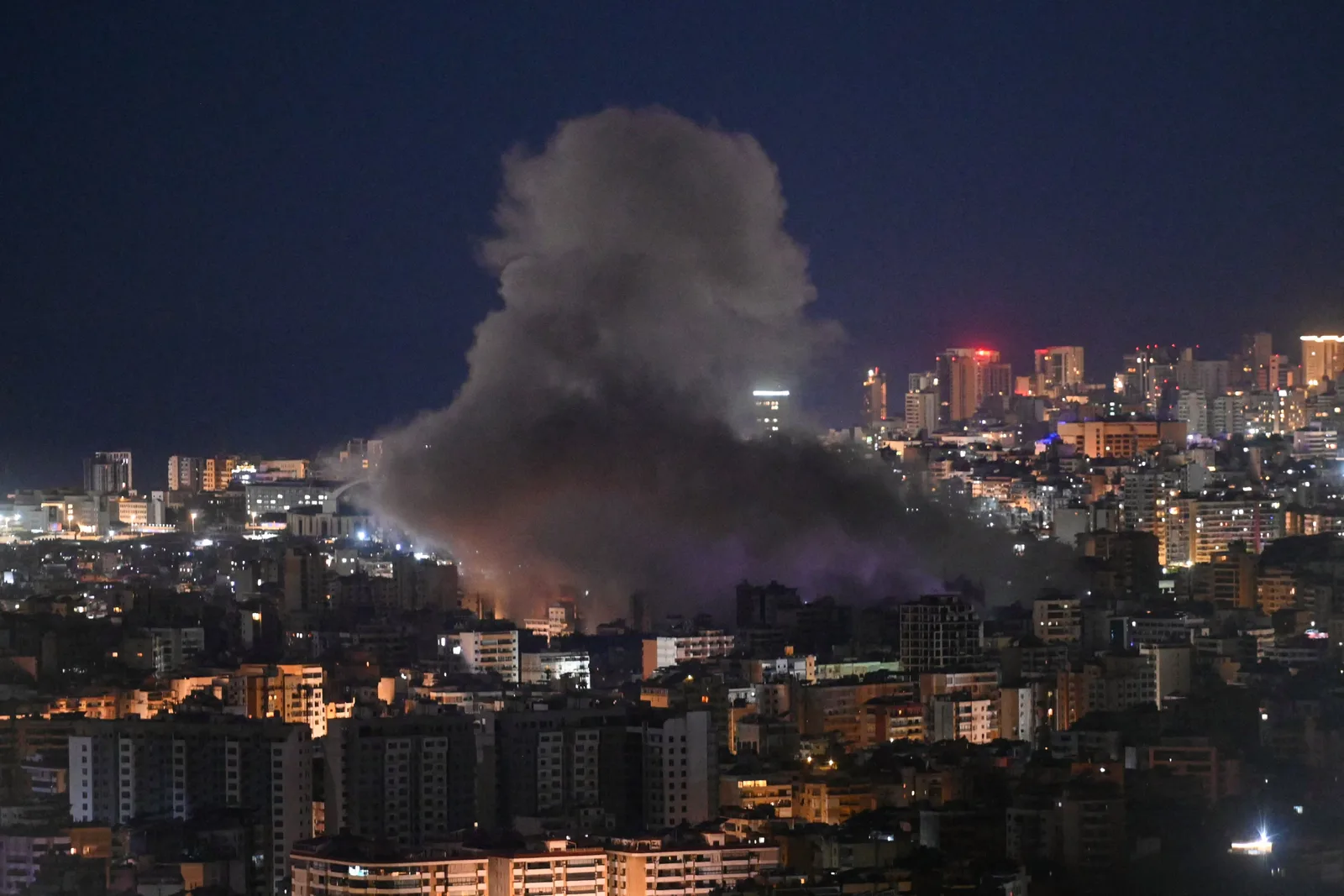 Fum dens se ridică deasupra orașului Beirut în timpul conflictului.