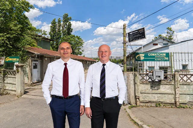 Reprezentanți ai Dedeman lângă fosta platformă Comatchim din București.
